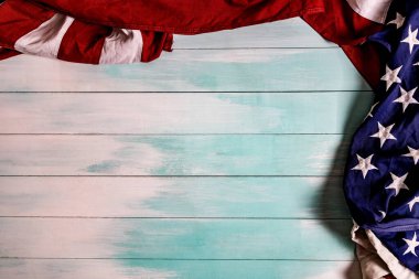 Ulusal Amerikan bayrağını sallamaya yakın durun. Amerika Birleşik Devletleri bayrağı. Anma günüyle birlikte gri bir tahta zemin üzerinde..