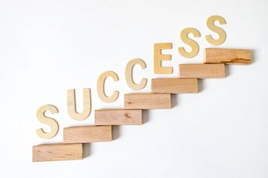 Büyüme süreci için iş konsepti. Kariyer artışının sembolü olan merdivenler ya da iş başarısı. Kelime SUCCESS.