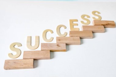 Büyüme süreci için iş konsepti. Kariyer artışının sembolü olan merdivenler ya da iş başarısı. Kelime SUCCESS.