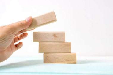 Tahta blokları merdiven gibi diziyorum. Büyüme süreci için iş konsepti. Kariyer artışının sembolü olarak merdivenleri çıkmak ya da iş başarısı.