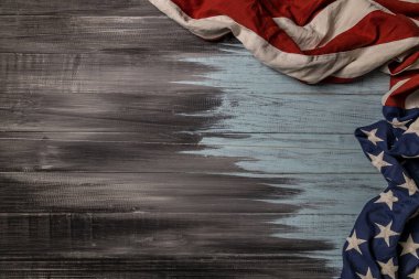 Ulusal Amerikan bayrağını ahşap arka planda metin için fotokopi aletiyle salla.