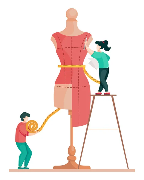 Płaska ilustracja pracowni, projektanci szyjący sukienkę w warsztacie szycia, wykonujący pomiary — Wektor stockowy