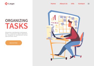 Masada oturan, dizüstü bilgisayar kullanan, masa başında çalışan, işleri düzenleyen bir adam.