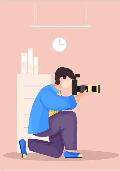 El tipo sentado y ajustando la cámara. El fotógrafo toma fotos en la biblioteca. Almacenamiento de libros — Vector de stock