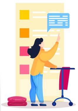 Moda tasarımcıları müşterilerle sipariş hakkında iletişim kurar. Kız mesajı işaret ediyor.