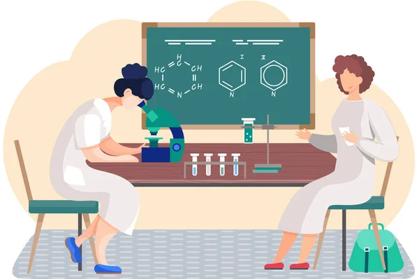 Женщина смотрит в микроскоп. Девушка сидит с карточками. Класс химии в школе — стоковый вектор