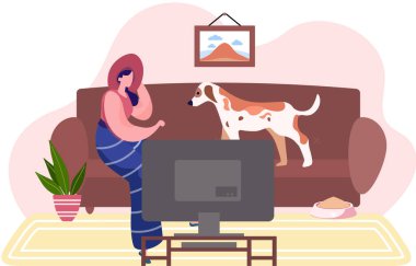 Genç bir kadın, oturma odasındaki kanepede köpeğiyle oturuyor, evinde dinleniyor.