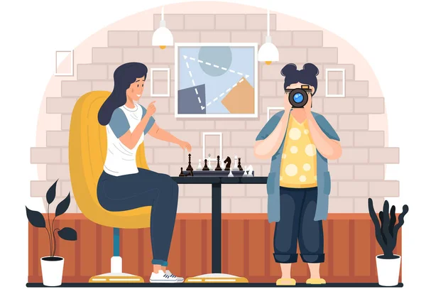 Fotoğrafçı, akşam sıcak oturma odasında satranç oynayan bir kadının fotoğraflarını çekiyor. — Stok Vektör