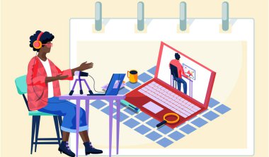 Koyu tenli adam bir öğrenci için video dersi kaydediyor. Kulaklıklı bir adam bir ağ ağı yönetiyor.