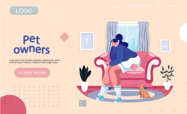 Kedi sahibi evinde koltukta dinleniyor. Hayvanlar kadınlara bakıyor. Oturma odasında evcil hayvanla eğlenmek