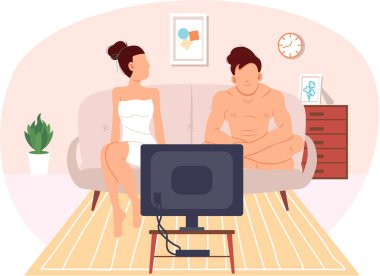 İlişkisi olan insanlar oturma odasında televizyon izliyor. Erkekler ve kadınlar banyodan sonra dinleniyorlar.