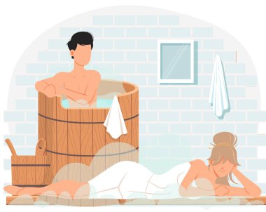 İnsanlar iletişim kuruyor ve saunada dinleniyorlar. Sıcak suyla ahşap fontta oturan adam.