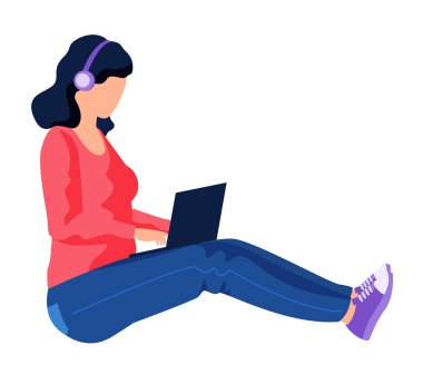 Kulaklıklı kız bilgisayarla oturuyor. Kadın serbest çalışan ya da dizüstü bilgisayarda okuyan