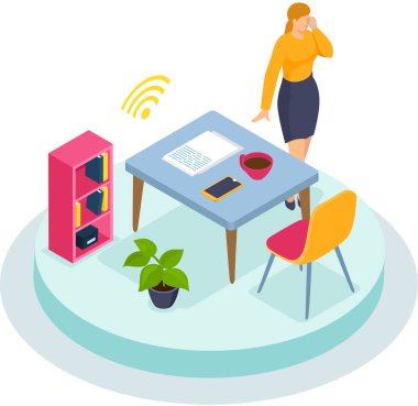 İş kadını iş yerinde iş arkadaşı ile telefonda konuşuyor, İçişleri ofis odası, evraklı masa.