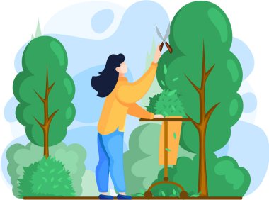 Bahçıvan elinde makasla bahçıvan kadın bahçesinde çalışıyor. Büyük yeşil ağaçları kesiyor, çalıları kesiyor, bitkilerle ilgileniyor.