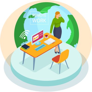 İş kadını iş yerinden, ofis odasından, bilgisayarlı masadan iş arkadaşıyla telefonda konuşuyor.