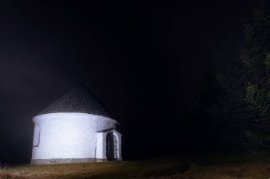 Çek dağlarında karanlık, sisli bir akşamda küçük bir şapel.