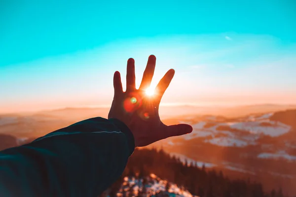 Mannelijke Linkerhand Die Zon Bedekt Tsjechiã Bergen Bedekt Met Sneeuw — Stockfoto