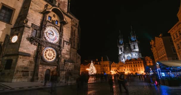 Časy lidí procházejících se po Staroměstském náměstí v Praze a scházejících se pod středověkými orloji zvanými Orloj v noci o vánočních svátcích. — Stock video