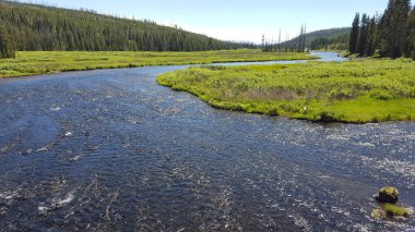 Dağlar doğal bir dönüm noktası, ağaçlarla dolu nehirler. 