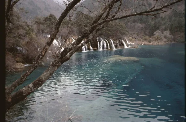 Stagione Autunnale Lago Nella Foresta Cascate — Foto Stock