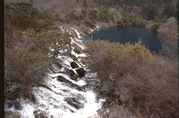 Herbstzeit See Wald Kaskadenwasserfälle — Stockfoto