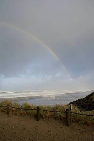 Uma Bela Vista Uma Praia Com Arco Íris Céu Nublado — Fotografia de Stock