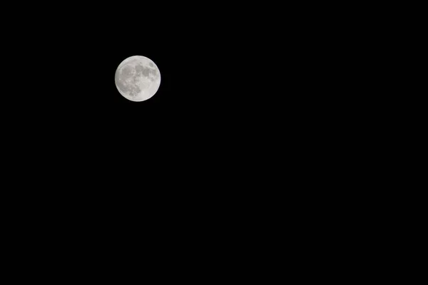 어두운 하늘에서 보름달 — 스톡 사진