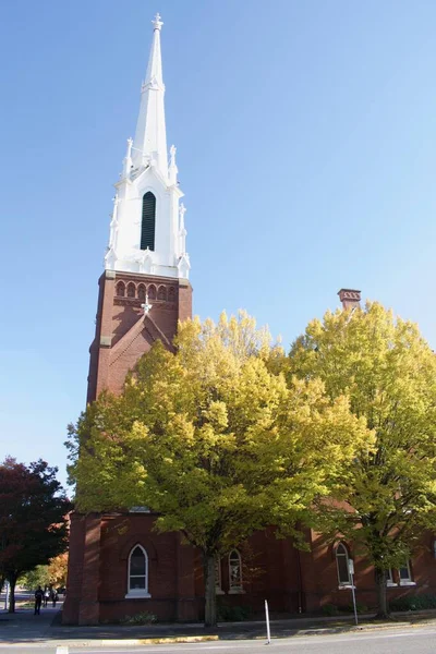 Torre Della Chiesa Contro Cielo Blu Stagione Autunnale Natura Foglie — Foto Stock