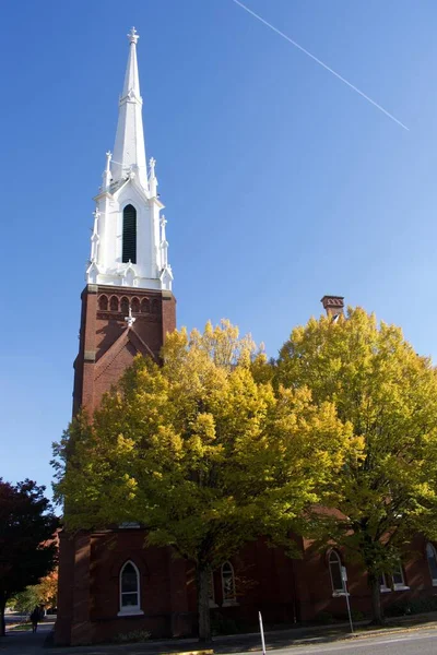 Torre Della Chiesa Contro Cielo Blu Stagione Autunnale Natura Foglie — Foto Stock