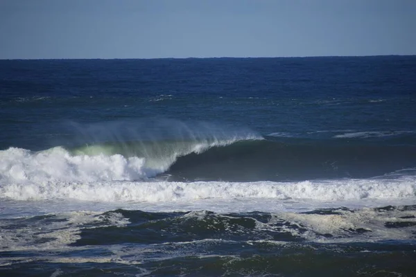 美しい海 大きな波が飛び散る — ストック写真