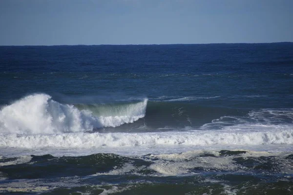美しい海 大きな波が飛び散る — ストック写真