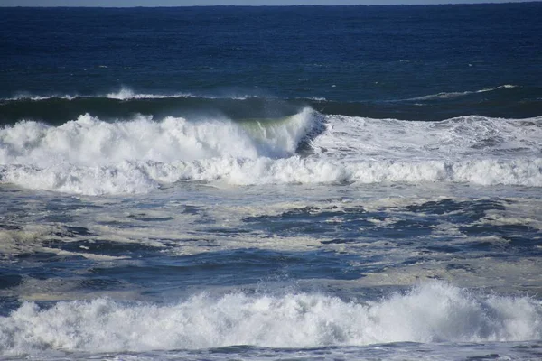 美しい海 大きな波が飛び散る — ストック写真