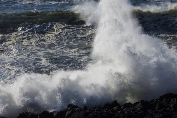 Μεγάλα Κύματα Της Θάλασσας Πιτσιλιές Νερού — Φωτογραφία Αρχείου