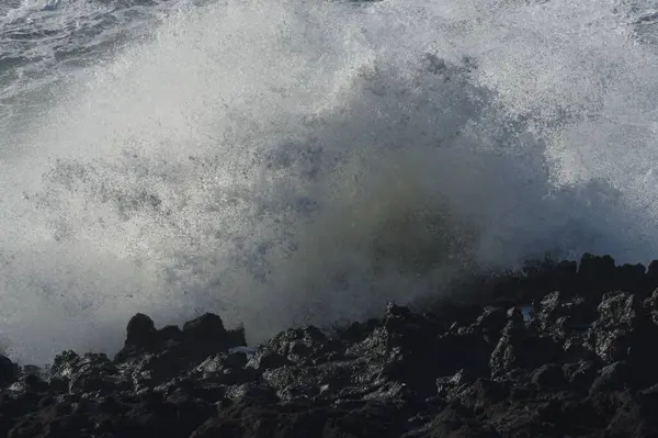 大きな海の波 水が飛び散る — ストック写真