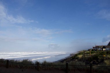 İsrail 'in kuzeyindeki denizin kumsalı.