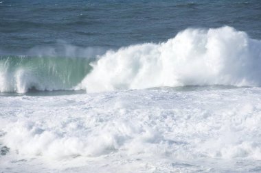 Büyük okyanus dalgalarının tam kare görüntüsü, su sıçramaları