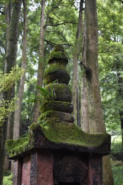 Parkta dekoratif taş fener manzarası 