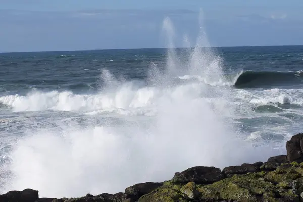 Velké Mořské Vlny Vodní Šplouchání Skalnatých Útesech — Stock fotografie