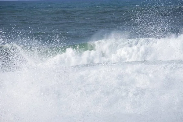 Volledige Beeld Van Grote Oceaan Golven Water Spatten — Stockfoto