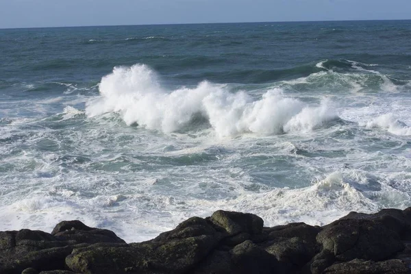 Duże Fale Oceaniczne Rozpryski Wody Skalistych Klifach — Zdjęcie stockowe