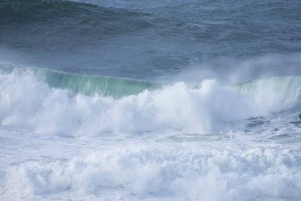 Полное Изображение Больших Океанских Волн Брызг Воды — стоковое фото