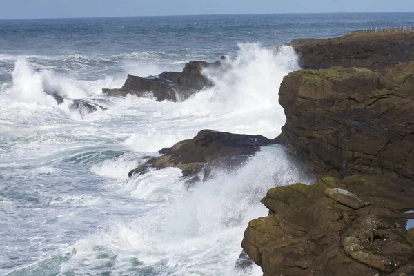 Büyük Okyanus Dalgaları Kayalık Kayalıklara Sıçrıyor — Stok fotoğraf
