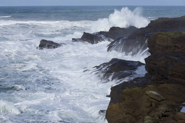 Manzaralı Okyanus Büyük Dalgalar Kayalık Kayalıklar Yaz Doğası — Stok fotoğraf