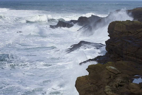 Oceano Panoramico Grandi Onde Con Scogliere Rocciose Natura Estiva — Foto Stock