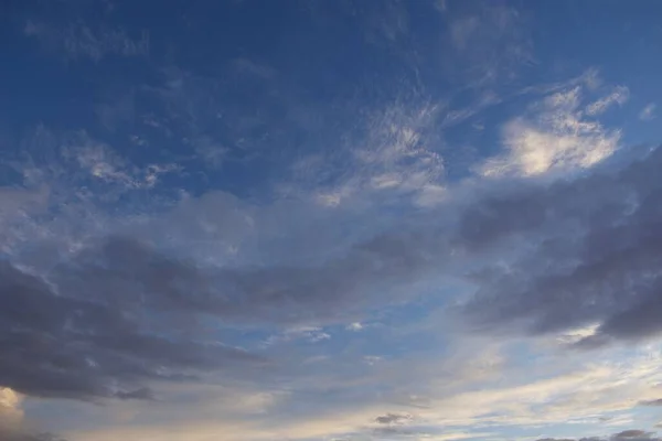 Langit Yang Indah Dengan Awan Dan Matahari — Stok Foto