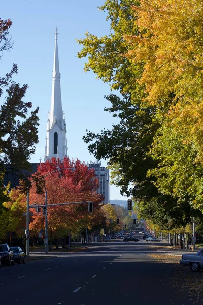 Torre Della Chiesa Contro Cielo Blu Stagione Autunnale Natura Foglie — Foto Stock