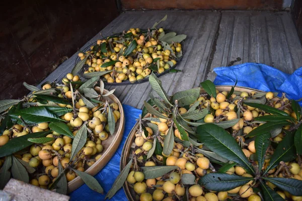 Érett Loquats Gyümölcs Tálakban Fából Készült Asztalon — Stock Fotó