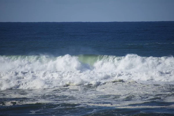 Hermosa Vista Costa Del Mar Con Olas Rompiendo — Foto de Stock