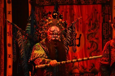 Gösteri sırasında kırmızı suratlı bir porselen operacı. 